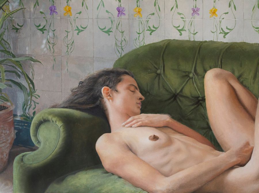 Desnudo femenino reclinado sobre un sillón verde