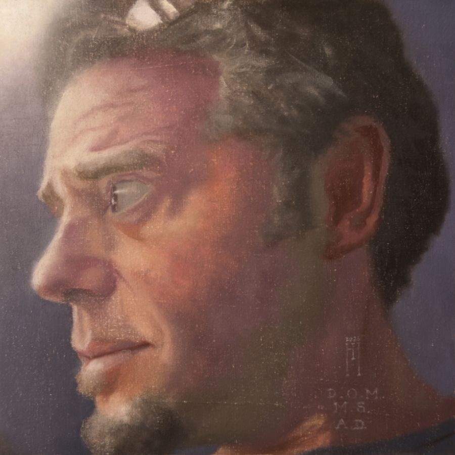 Retrato al óleo de un hombre de perfil con barba, sobre fondo azul violáceo