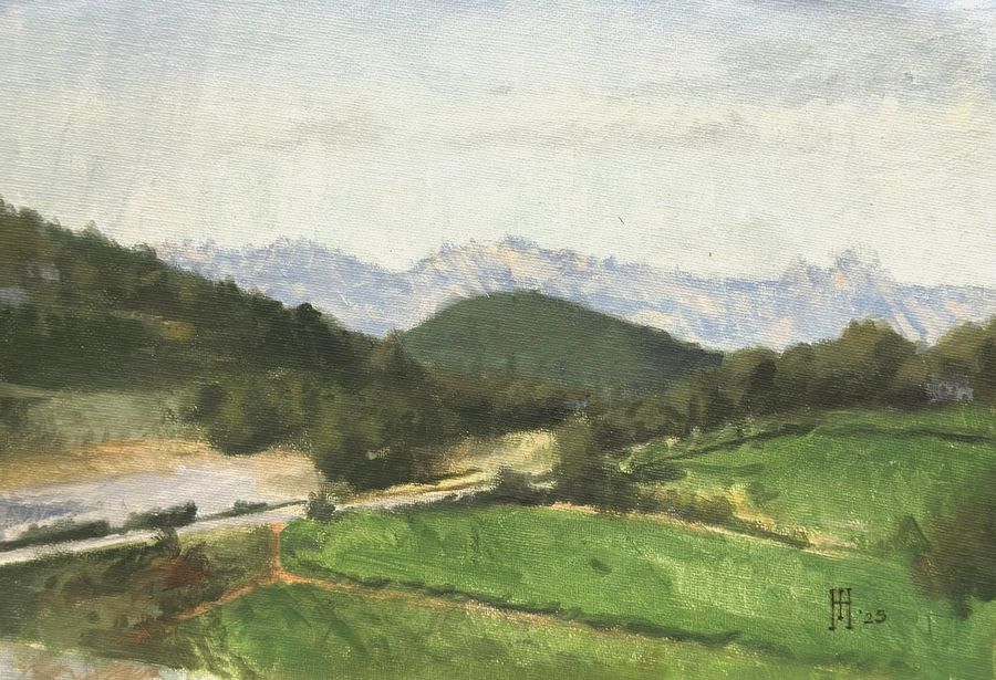 Paisaje con prados verdes y la sierra de Montserrat al fondo